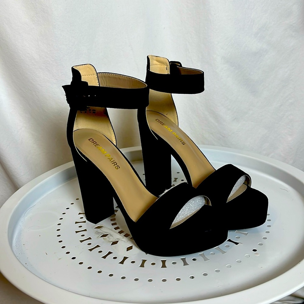 NIB NWT Dream Pairs black suede Platform sandals with ankle strap Size 8